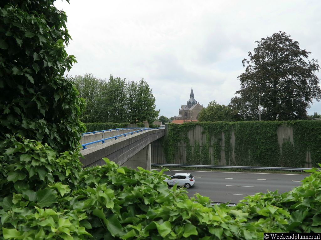 Kasteel Maurick en het landgoed zijn verbonden met het centrum van Vught via deze brug over de A2.Tip: De hotels en motels aan de snelweg A2.